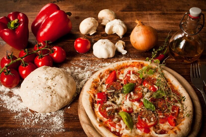 Pizza caseira com pimentão, tomate e cebola - forno para pizza a gás saipos sistema para restaurante