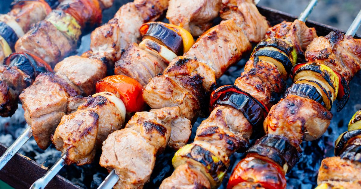 Receitas de espetos: churrasco grego e kafta de linguiça recheada