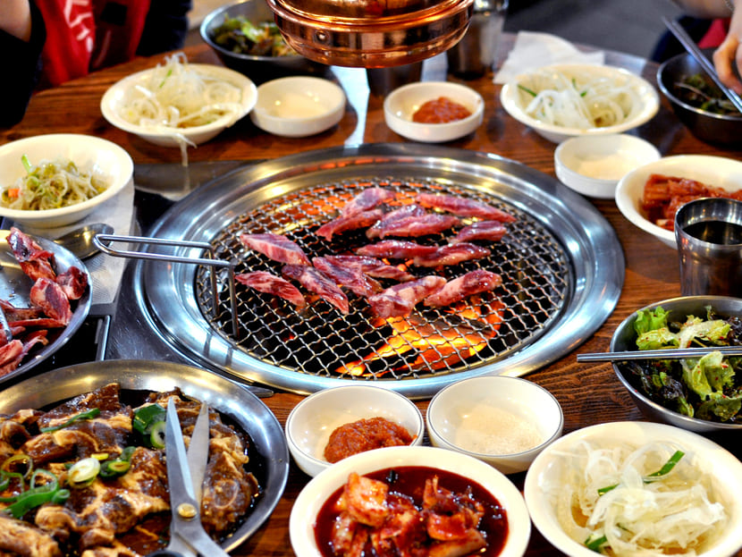 No churrasco coreano a carne é assada diretamente na mesa, pelos próprios clientes