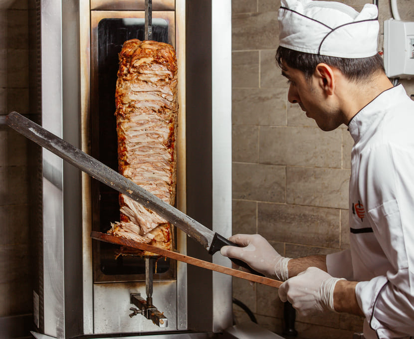 Espetinho de churrasco grego é fácil de preparar; veja a receita