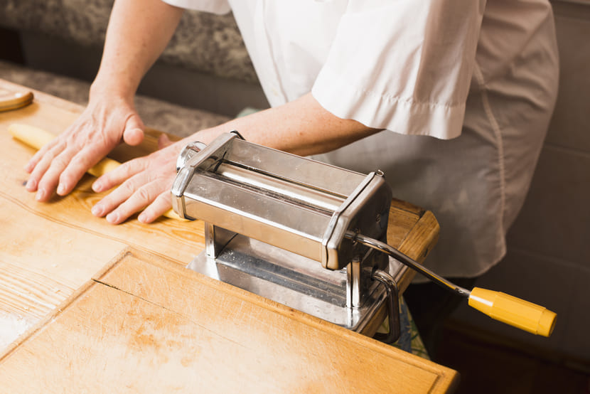 A melhor maquina de cortar massa de pastel é aquela que atende de forma satisfatória às necessidades do seu negócio