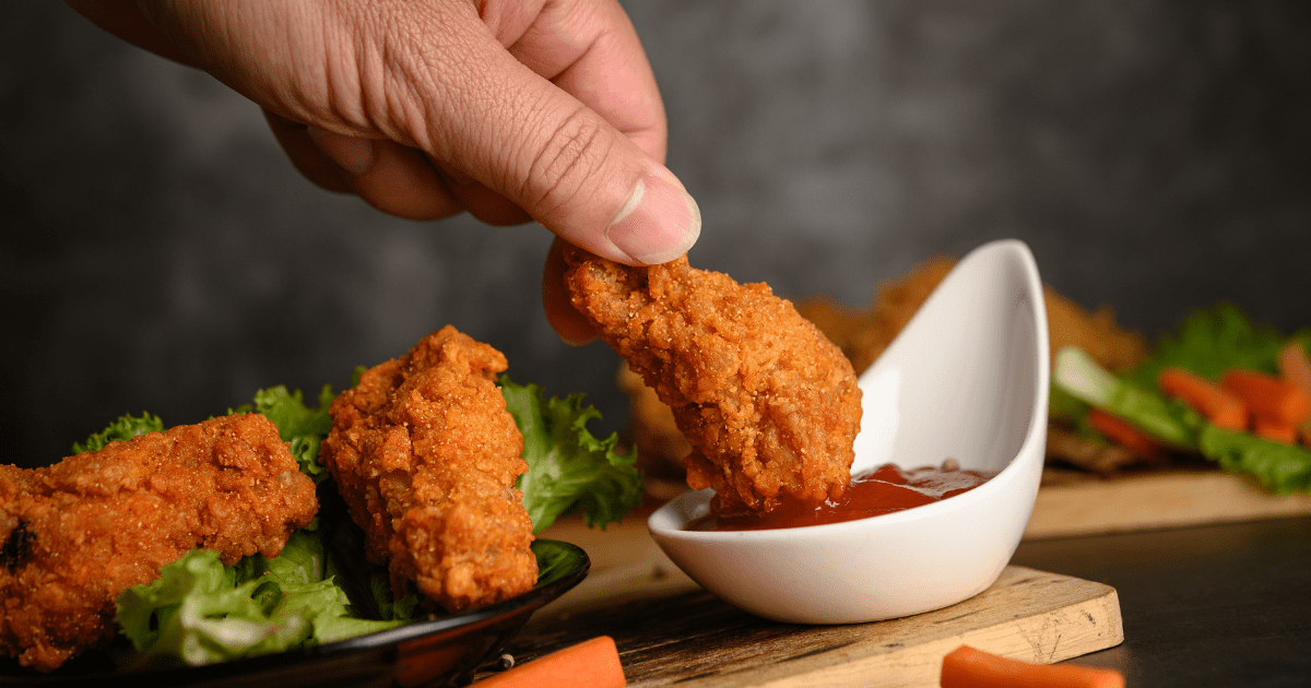 Imagem do artigo Molho para frango frito: top 8 receitas para seu cardápio