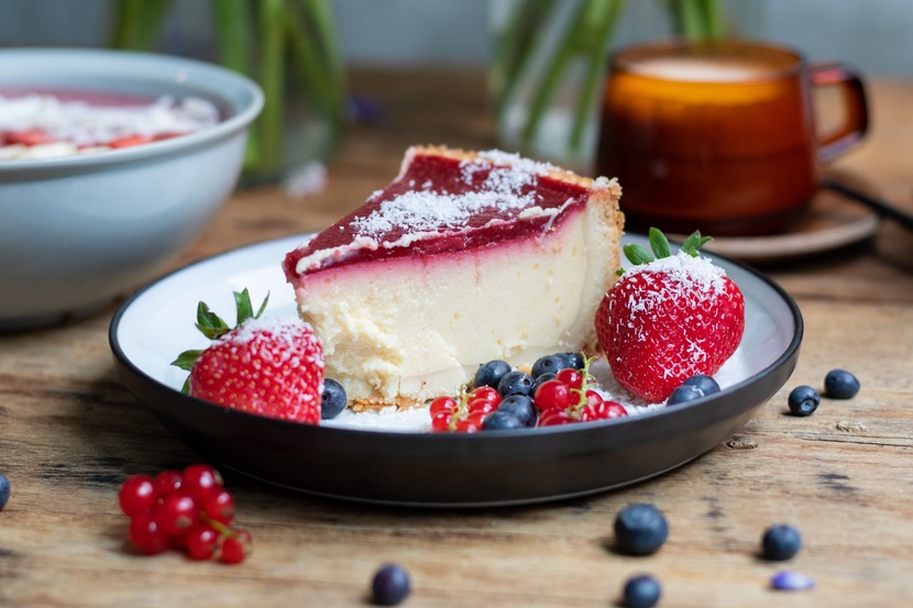 Cheesecake em um prato com frutas vermelhas
