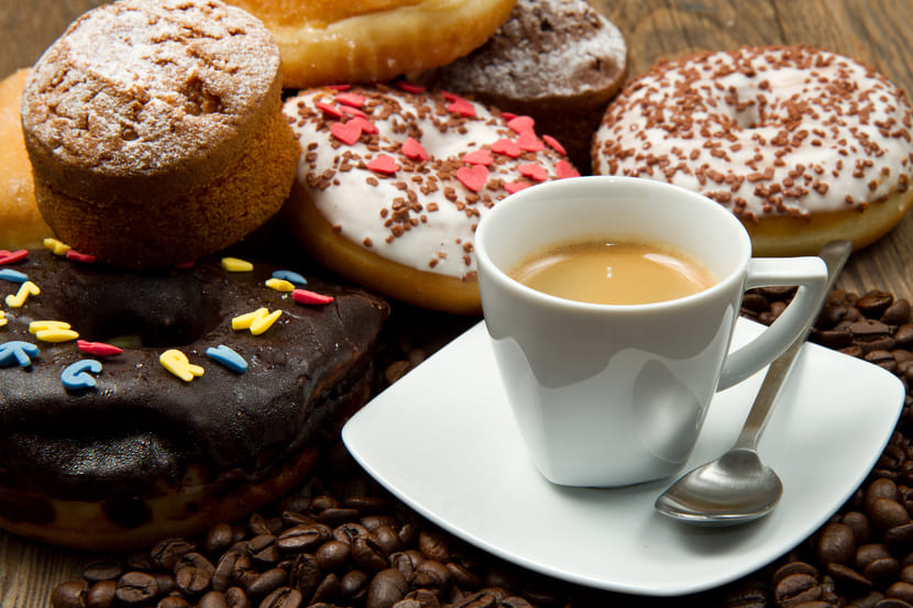 O café é um produto que pode ser harmonizado com alguns tipos de doces e atrair mais clientes para a sua doceria delivery