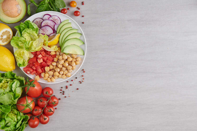 Bowl com mix de legumes acompanhado por diversos outros em volta delivery-de-comida-saudavel-saipos-sistema-para-restaurante