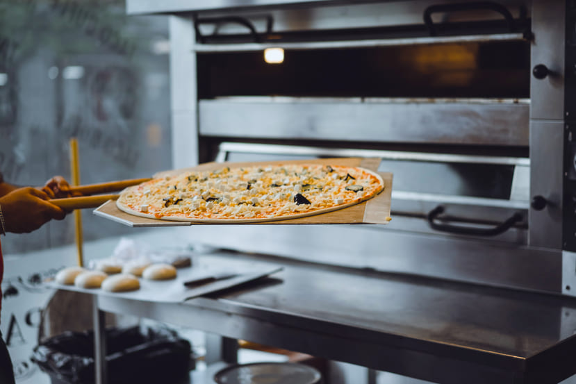 O melhor tipo de forno para pizzaria é aquele que atende de forma mais satisfatória às necessidades do seu negócio