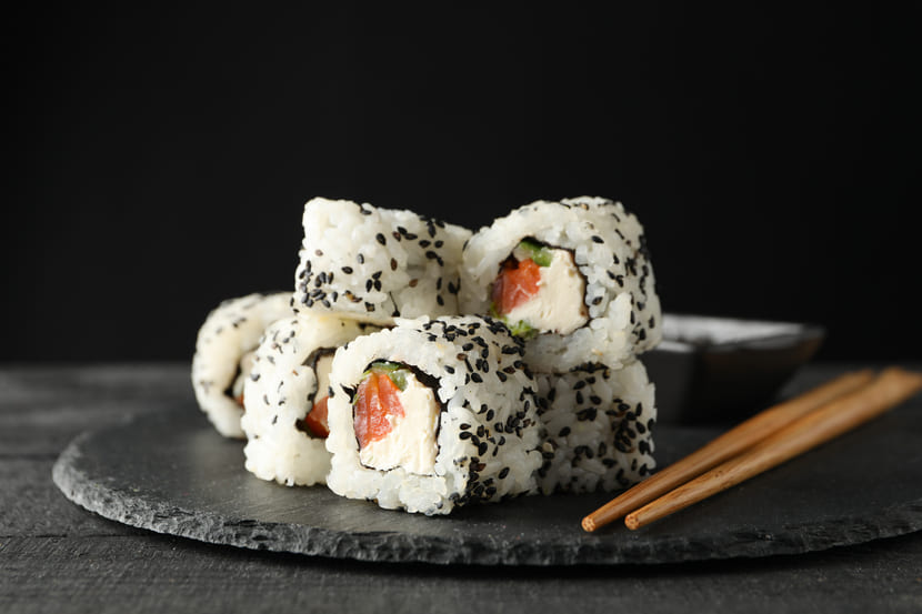 O uramaki é um dos tipos de sushi mais populares no Brasil