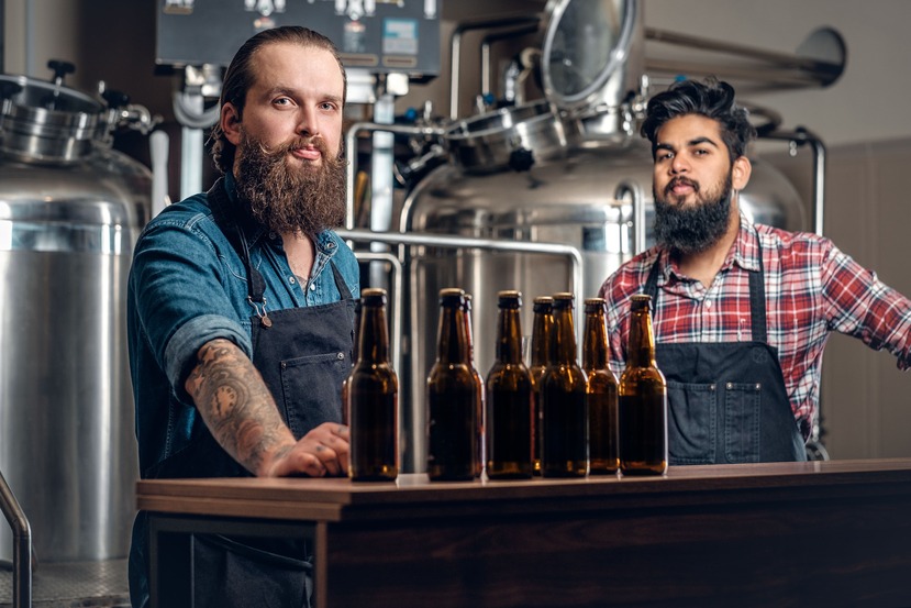 Dois homens na frente de uma série de cervejas