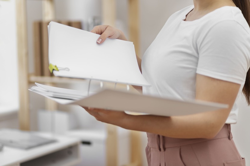 pessoa recebendo documento para abrir seu negócio food service