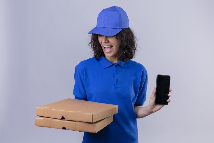 Mulher de azul trabalhando como MEI para delivery