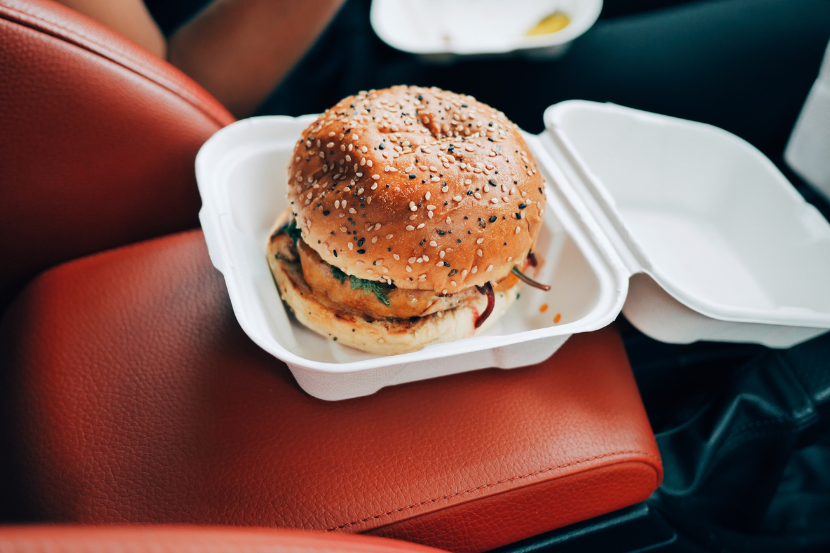 Hamburguer em embalagem em banco vermelho