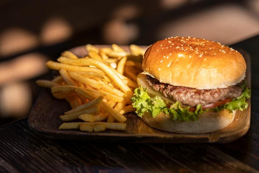 hamburguer preço: hamburguer com fritas