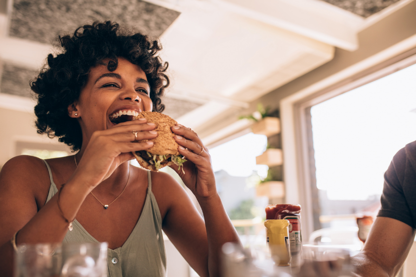 Pessoa comendo hamburguer