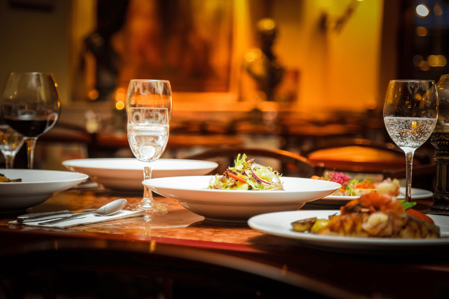 Qual a diferença entre restaurante à la carte e self service?
