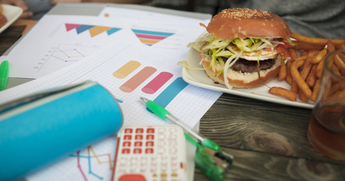 Imagem do artigo Gatilhos mentais para vendas: top 8 para o seu restaurante