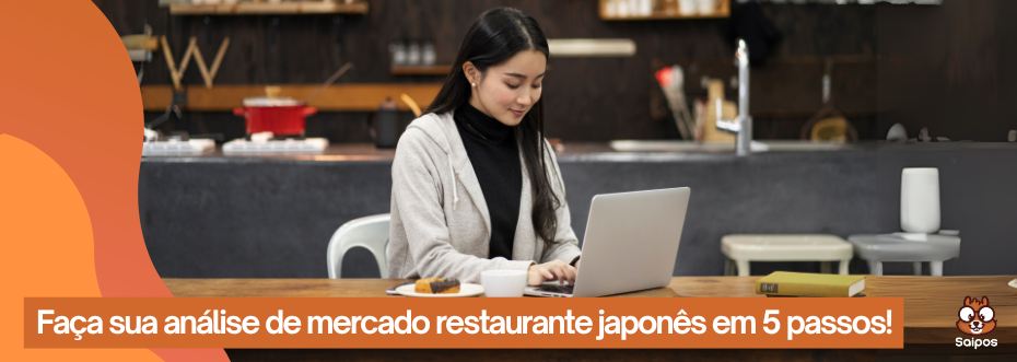 mulher asiatica fazendo análise de mercado restaurante japonês