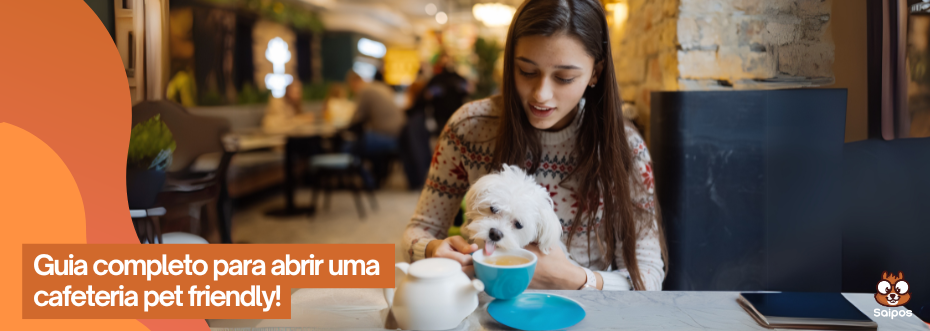 mulher com cachorrinho no colo bebendo de uma xícara em uma cafeteria pet friendly