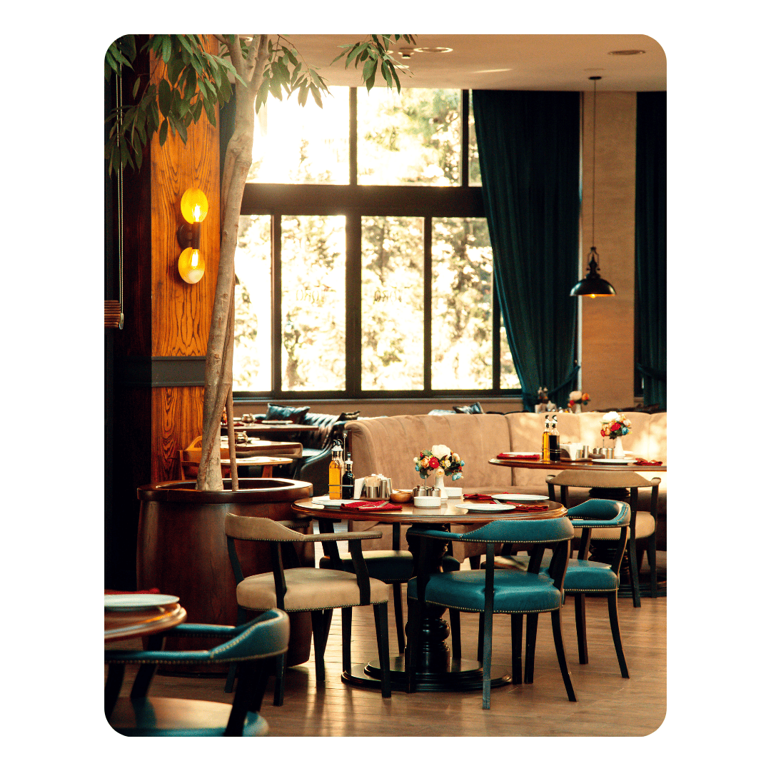 decoração de uma cafeteria bistro com cadeiras azuis e iluminação natural