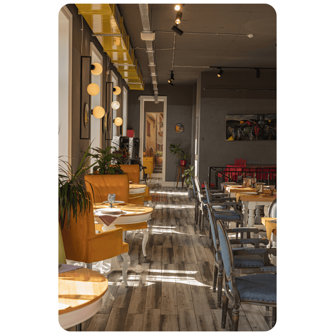 cafeteria instagramavel com cores vibrantes cadeiras amarelas e luminárias