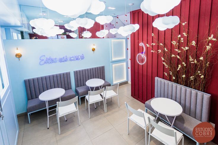 decorar doceria em azul vermelho com lustres em formato de nuvem doceria do leo