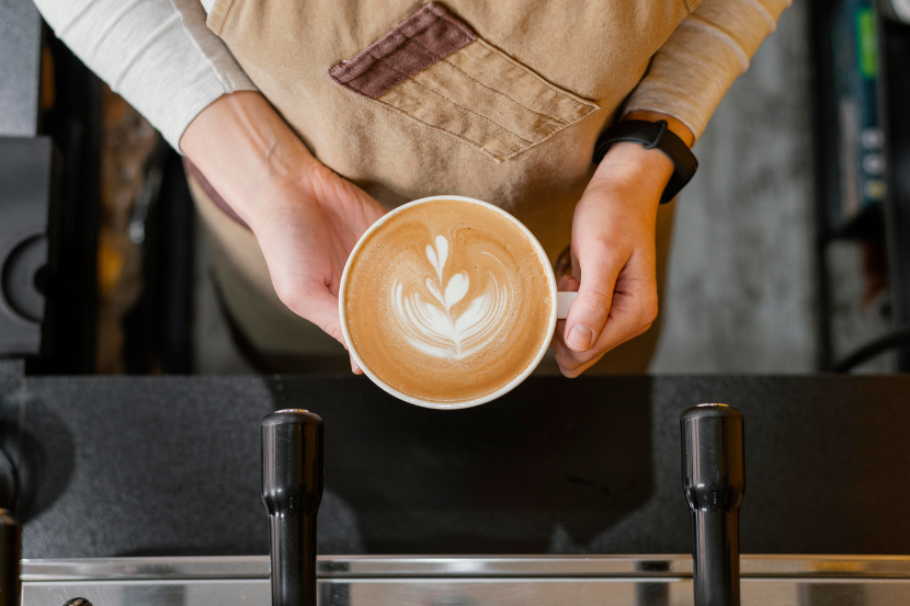 curso de cafeteria para aprender como fazer latte art
