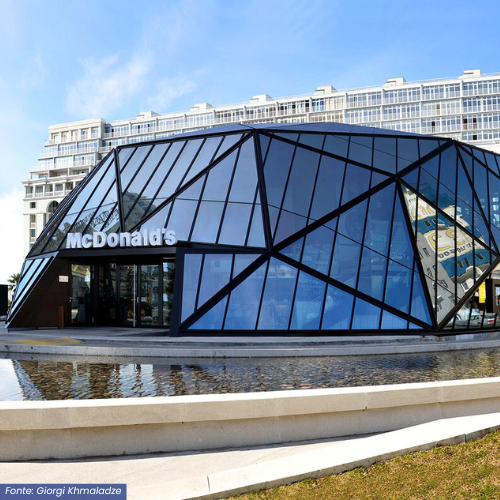 mcdonalds moderno parecido com o louvre em batumi georgia Os 6 restaurantes mais inusitados do McDonald’s