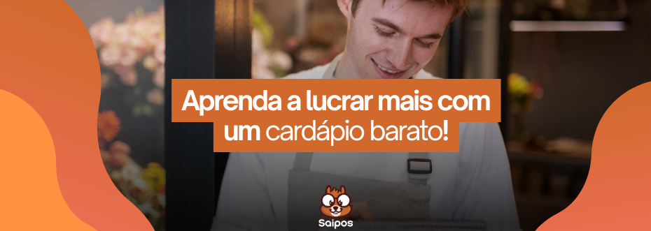 homem sorridente com um avental, inclinado para baixo. Faixa laranja com a frase: "Aprenda a lucrar mais com um cardápio barato!" - Saipos