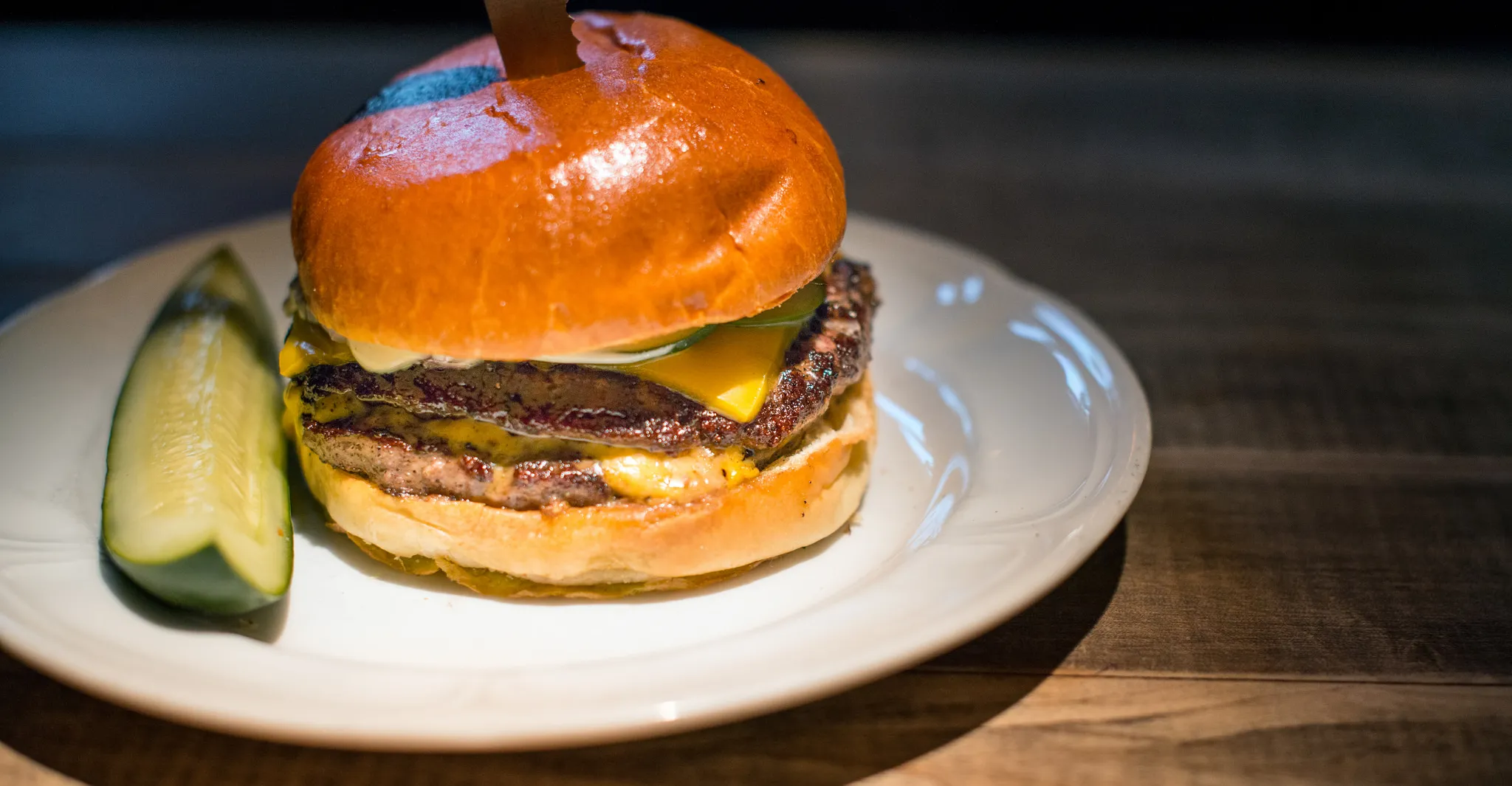 Hambúrguer suculento da Au Cheval, considerada a quarta melhor hamburgueria do mundo, com carne malpassada, cheddar derretido e pão artesanal. Saipos.