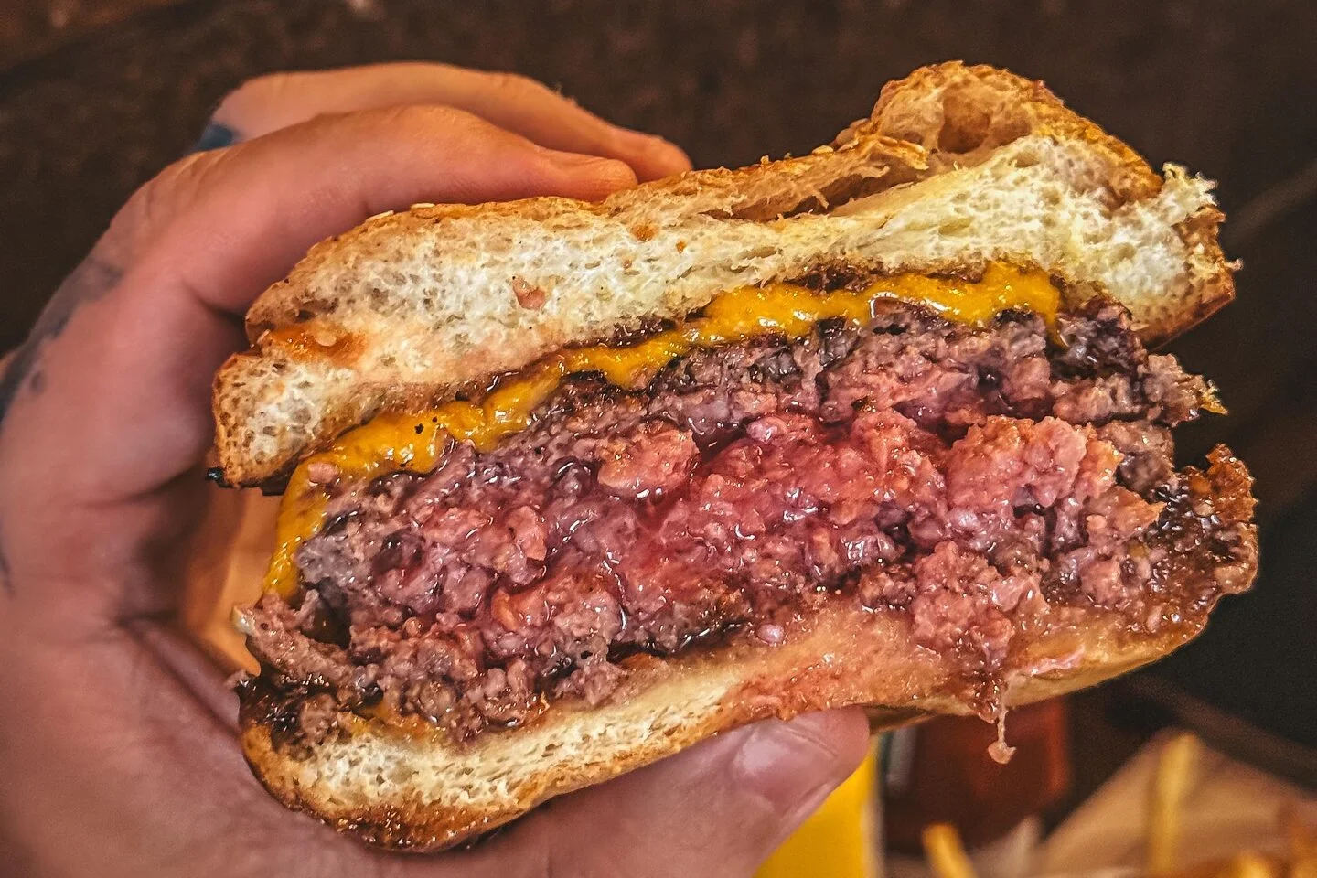 Hambúrguer suculento da Holy Burguer, considerada a terceira melhor hamburgueria do mundo, com carne malpassada, cheddar derretido e pão artesanal. Saipos.