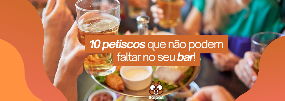 Foto de uma pessoa segurando um copo de cerveja em um bar, com uma bandeja de petiscos no fundo e o texto "10 petiscos que não podem faltar no seu bar!".