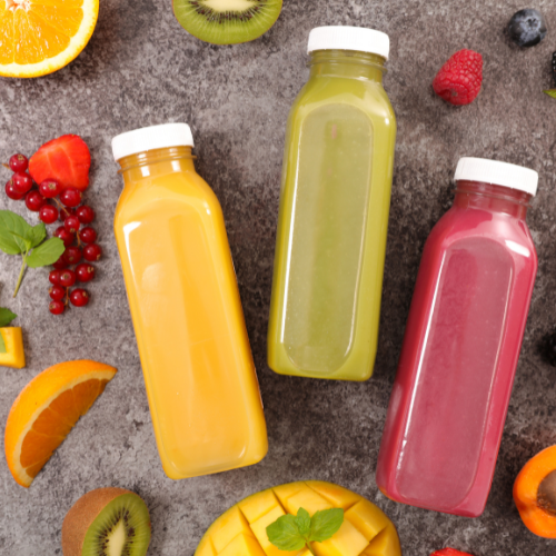 composição de sucos naturais e vitaminas em frascos plásticos transparentes