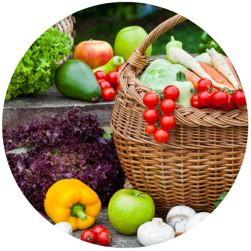 imagem de verduras, frutas e folhas em um cesto  representando que esses alimentos são funcionais e garantem benefícios