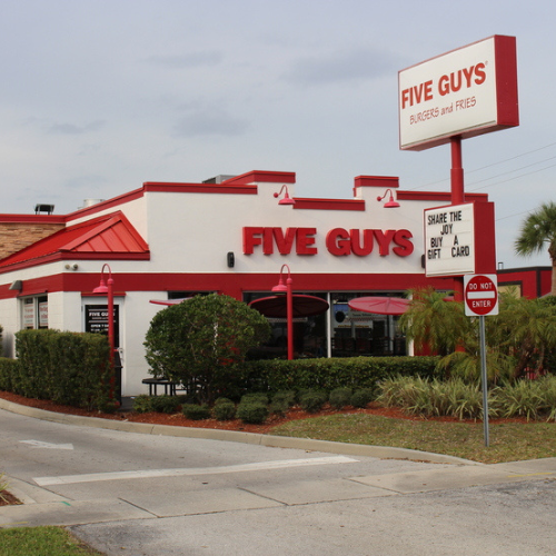 foto de fora do estabelecimento do five guys