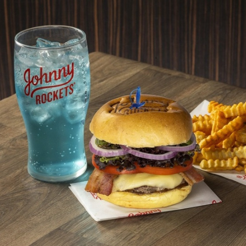 imagem de um hambúrguer completo junto com uma porção de fritas e refrigerante do Johnny Rockets