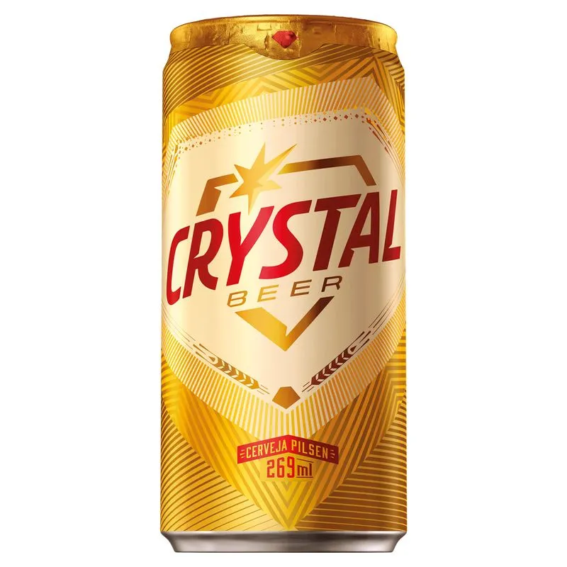   imagem com foco no produto com o fundo branco de uma lata de cerveja da marca Crystal