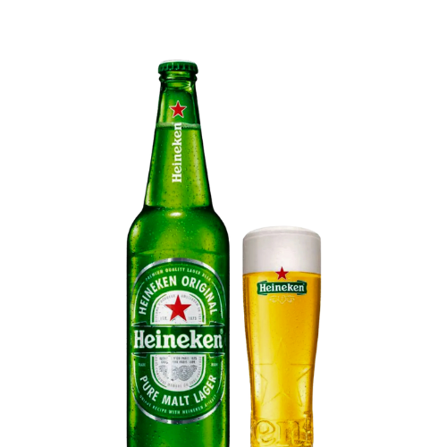 imagem com foco no produto com o fundo branco com uma garrafa de cerveja e em um copo da marca heineken