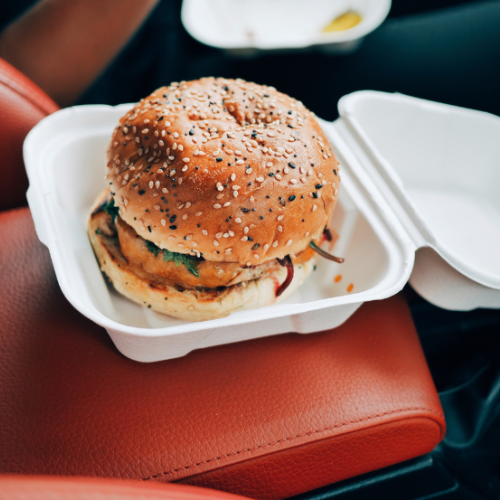 embalagem de hambúrguer de isopor em um caro