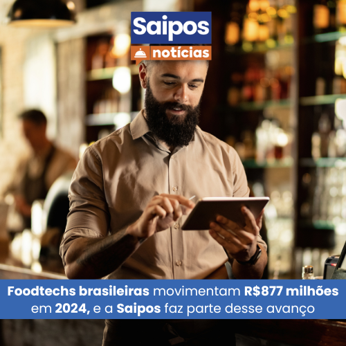 Imagem de notícia da Saipos mostra gerente de restaurante usando tablet. O texto diz: "Foodtechs brasileiras movimentam R$877 milhões em 2024".