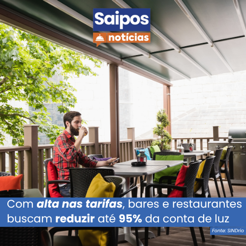 Um homem sentado no pátio de um restaurante. Sobre a imagem, o texto da notícia diz: "Com alta nas tarifas, bares e restaurantes buscam reduzir até 95% da conta de luz."