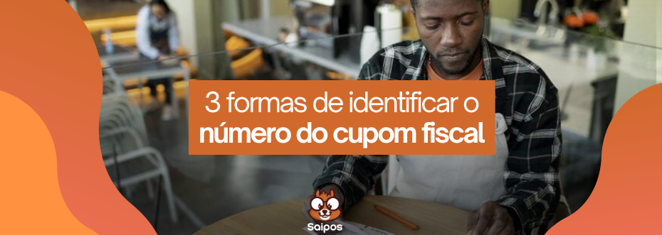 Imagem de um homem no restaurante lendo um documento com uma tela ao fundo, com destaque para um texto sobre as formas de identificar o número do cupom fiscal.