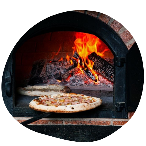 Pizza sendo assada em forno elétrico profissional, com base de madeira e queijo derretido visível, ideal para pizzarias e cozinhas comerciais.