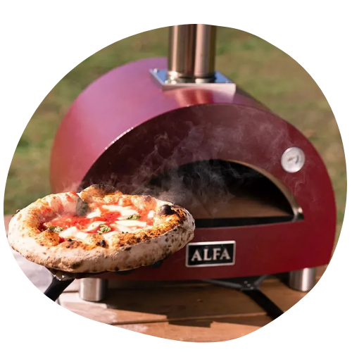 Pizza sendo assada em forno elétrico profissional, com base de madeira e queijo derretido visível, ideal para pizzarias e cozinhas comerciais.