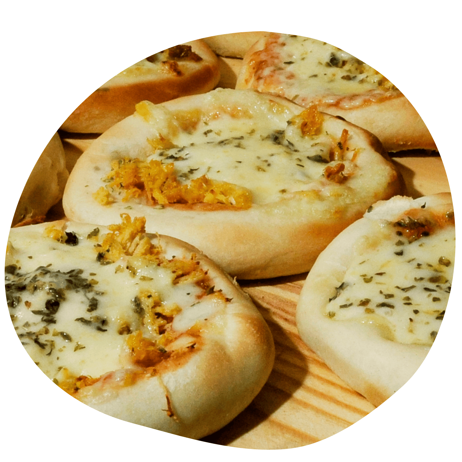 Foto circular com close-up de esfihas abertas de queijo com ervas sobre superfície de madeira clara. Visual apetitoso com foco no recheio dourado.