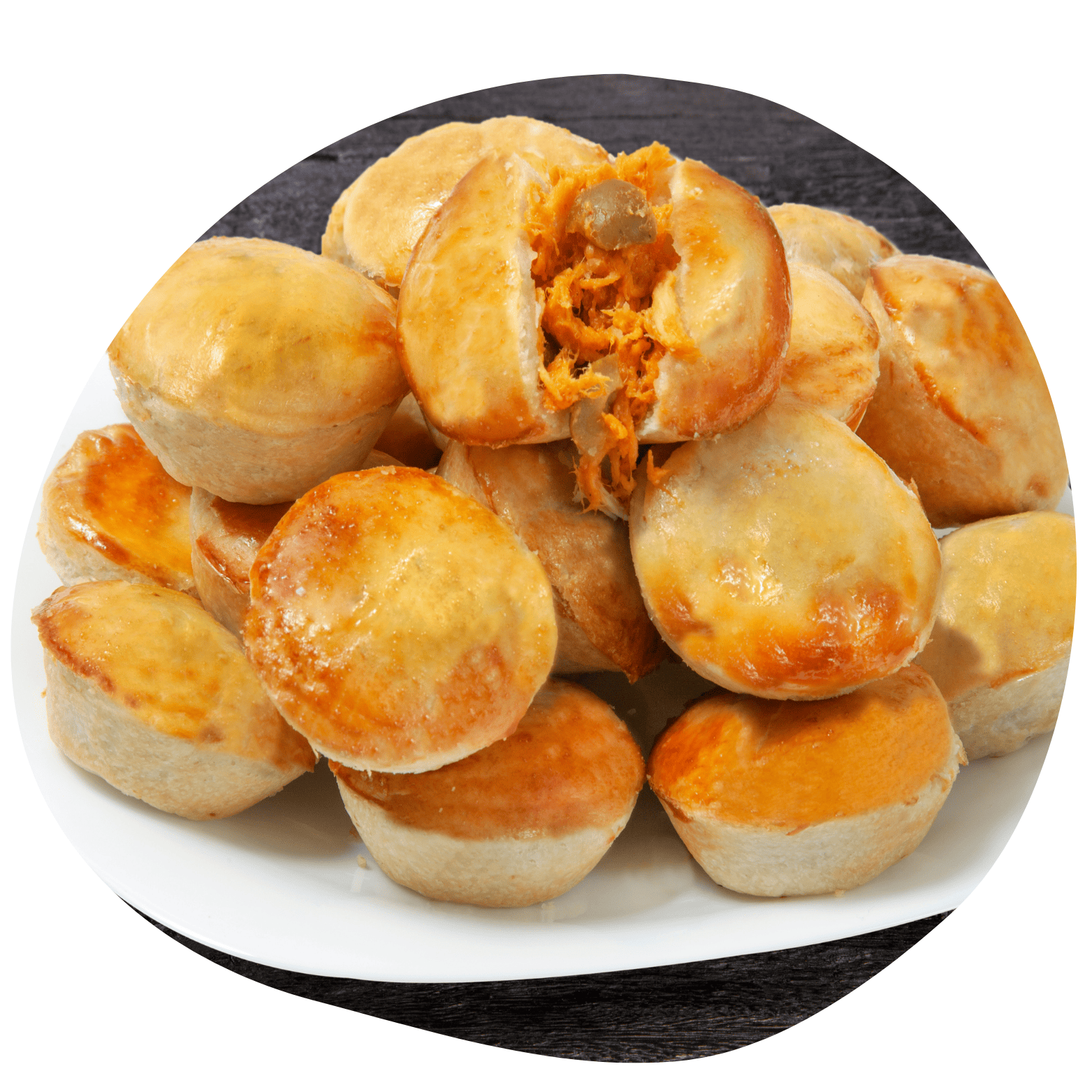 Close-up de várias empadinhas douradas, recém-assadas em uma assadeira. Superfície brilhante e textura macia aparente.