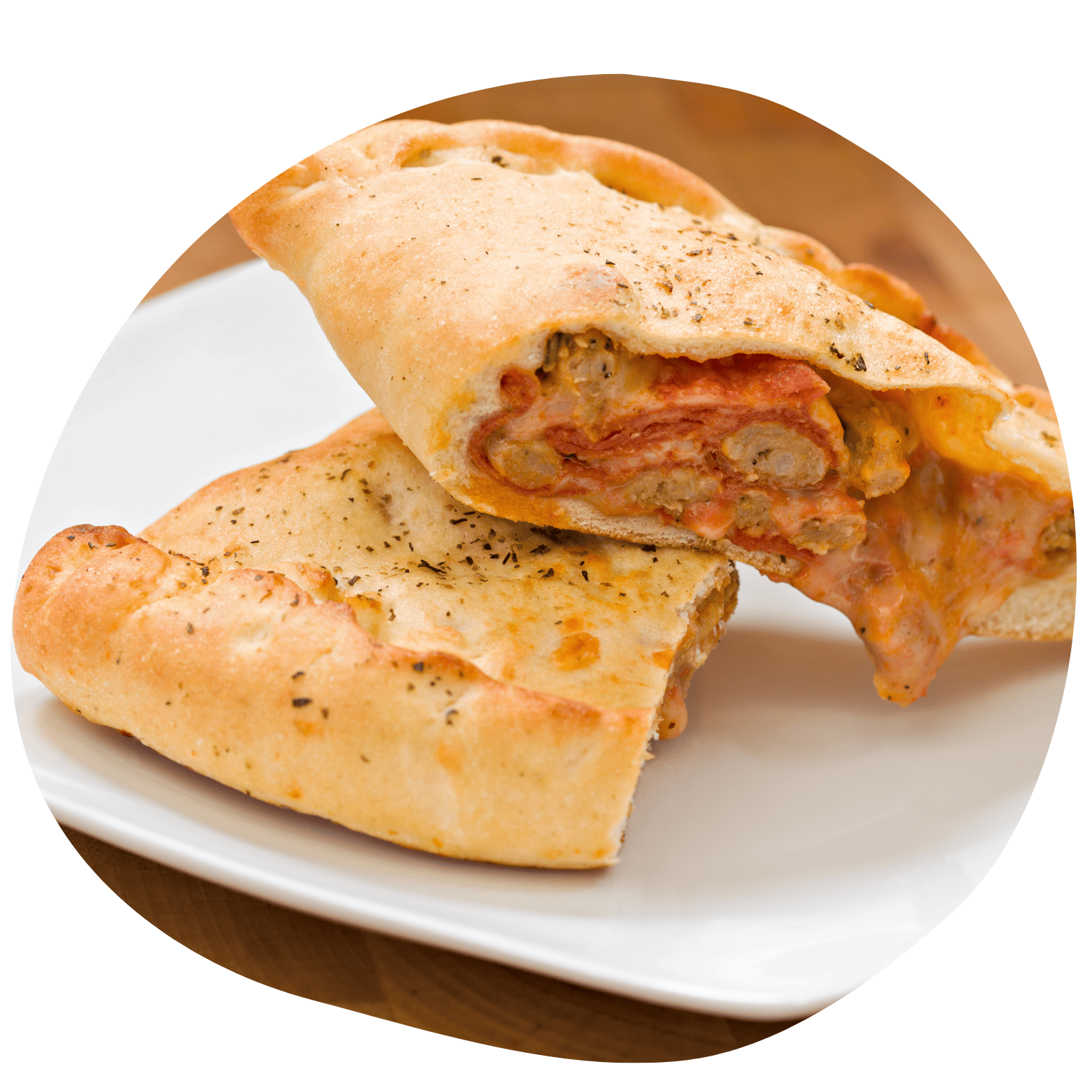 Close-up de salgados assados tipo calzone ou pastel de forno sobre uma tábua de madeira escura com polvilho de farinha.