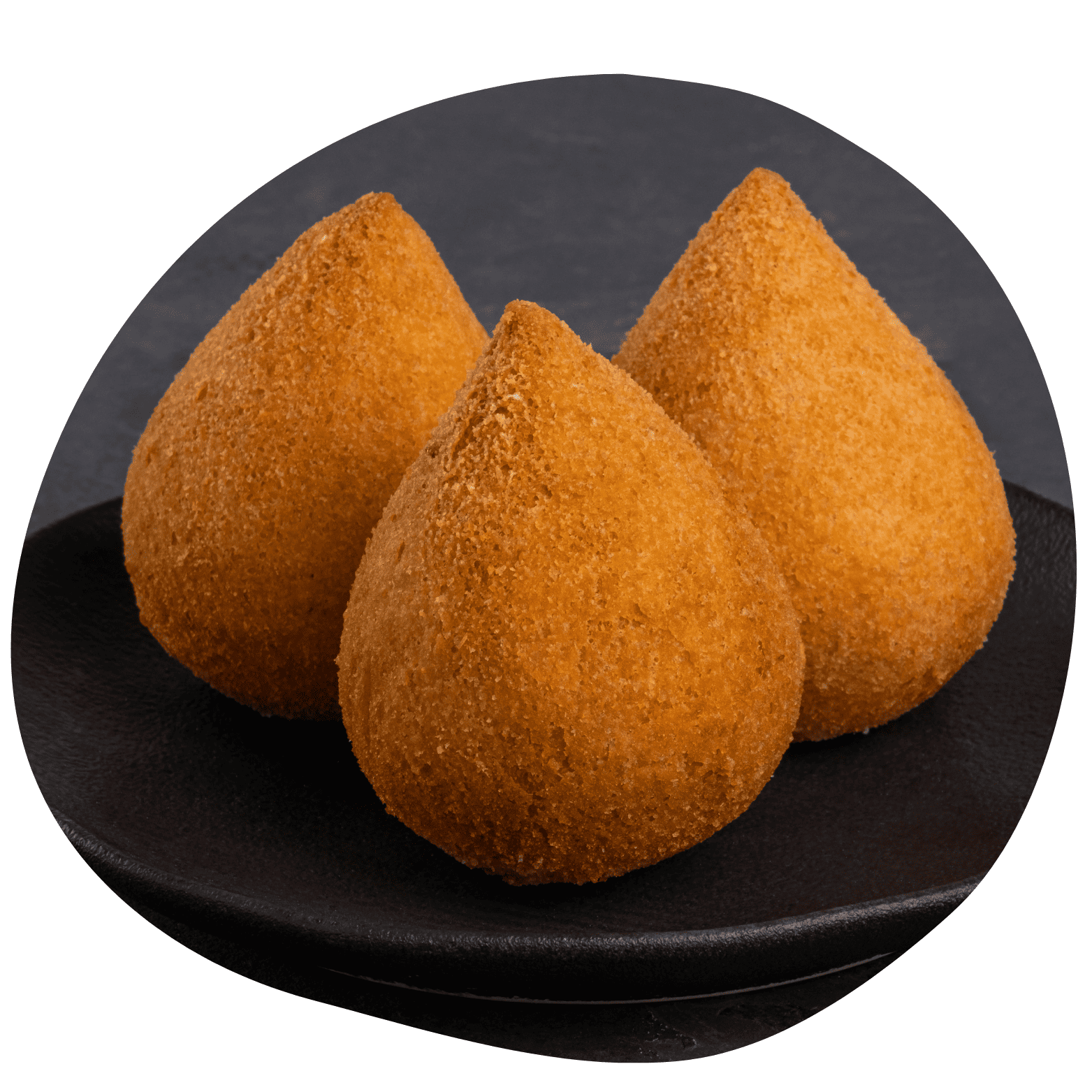 Três coxinhas grandes, fritas e douradas, em um prato preto. Fundo escuro realça a forma clássica e a textura empanada dos salgados.
