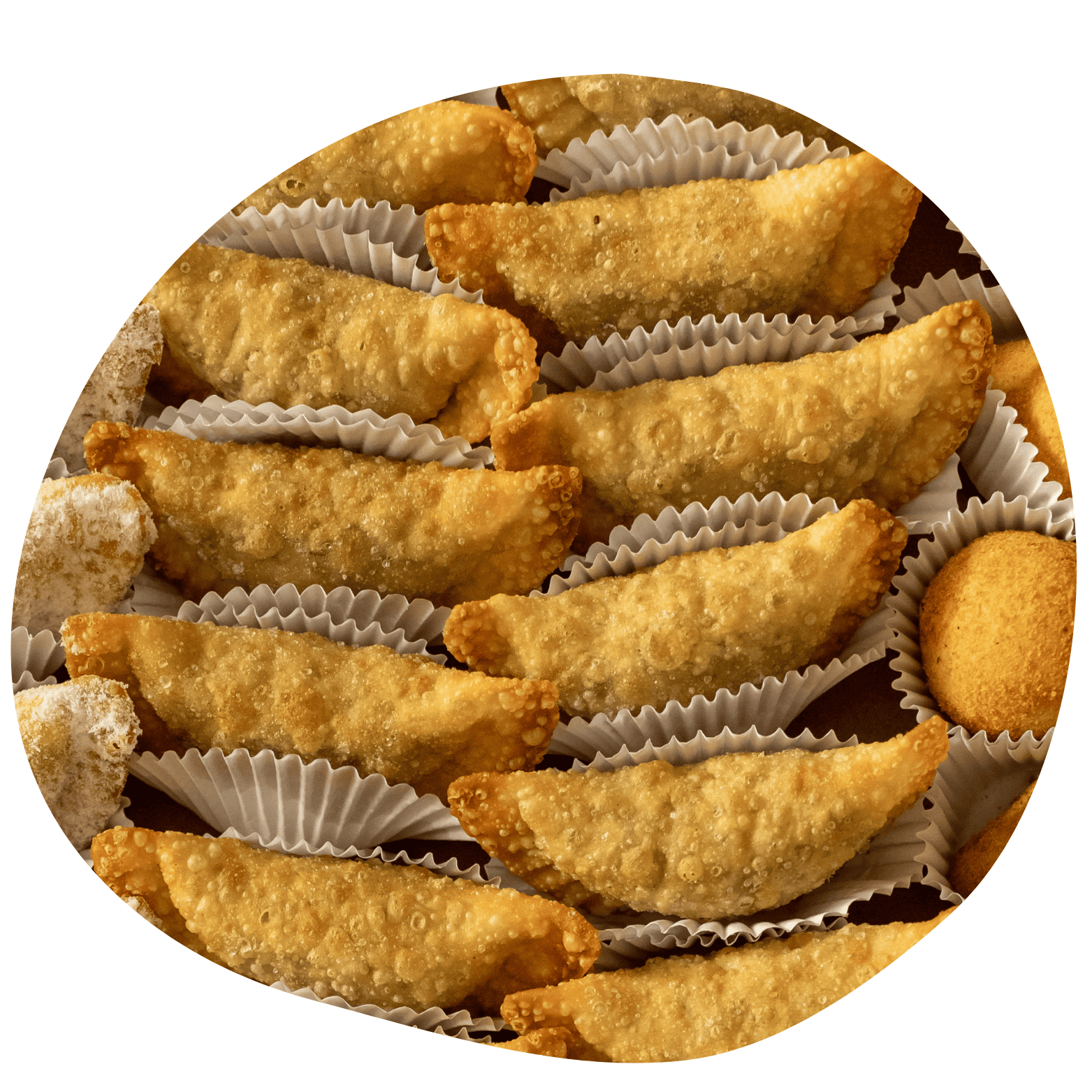 Vários mini pastéis dourados organizados em forminhas de papel branco dentro de uma embalagem. Foco na crocância e organização.