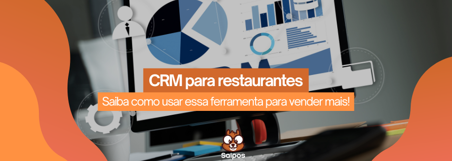 Monitor com gráficos de negócios ao fundo. Banner laranja central: "CRM para restaurantes. Saiba como usar essa ferramenta para vender mais!". Logo Saipos com mascote de esquilo na base.