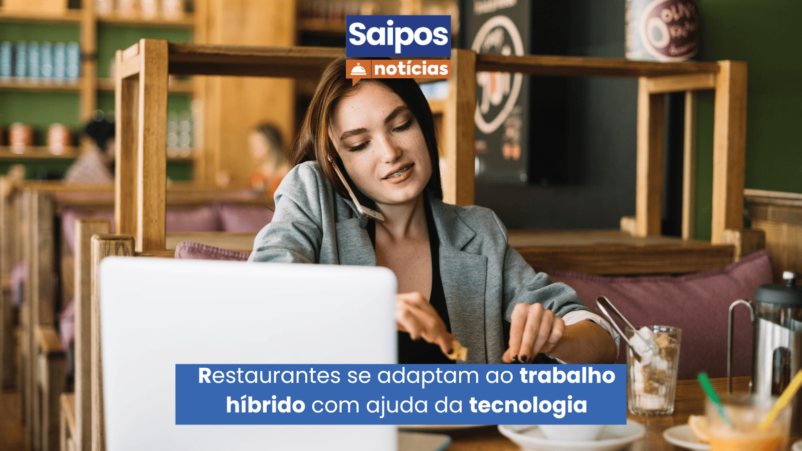 Imagem de notícia da Saipos mostra mulher trabalhando em um restaurante. O texto diz: "Restaurantes se adaptam ao trabalho híbrido com ajuda da tecnologia".