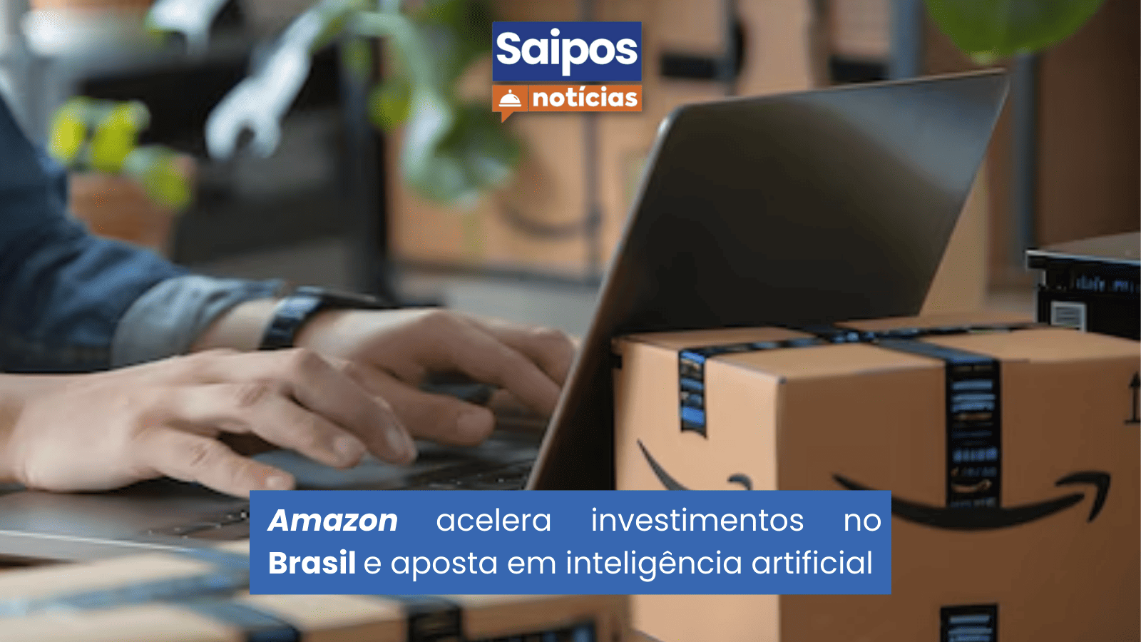 Pessoa usando um laptop ao lado de uma caixa da Amazon, simbolizando as operações da empresa no Brasil.
